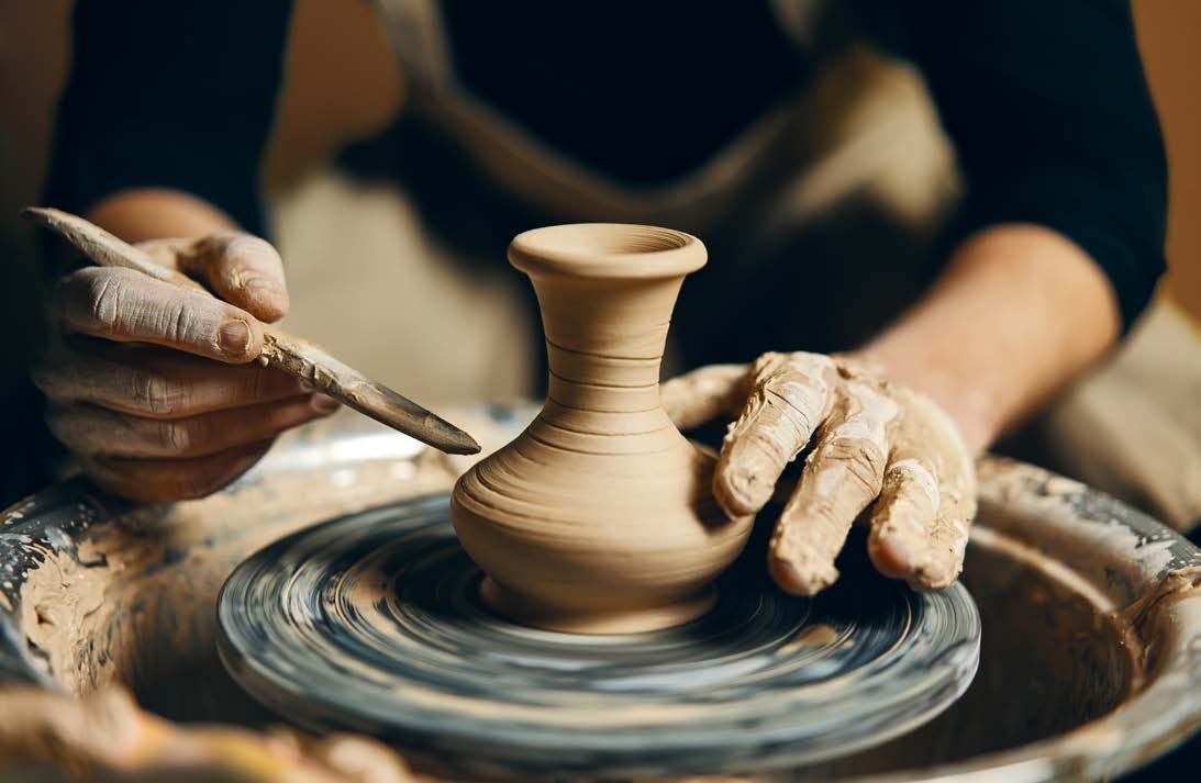 Mãos de artesão trabalhando cerâmica — cultura local de Porto Belo