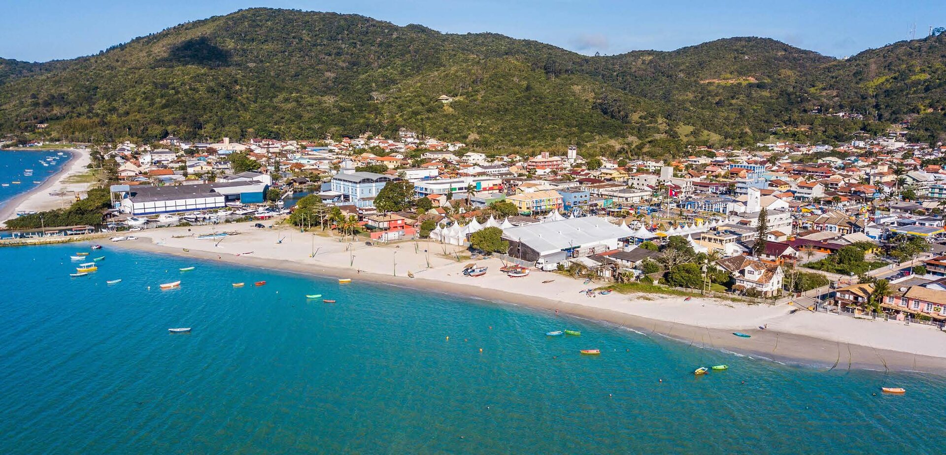 Vista aérea da orla de Porto Belo com praias e morros